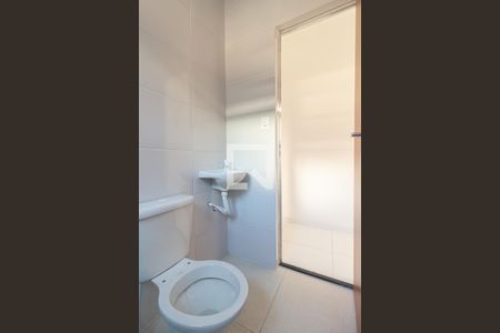 Casa para alugar com 64m², 2 quartos e 1 vaga Casa para alugar com 64m², 2 quartos e 1 vagaBanheiro Social