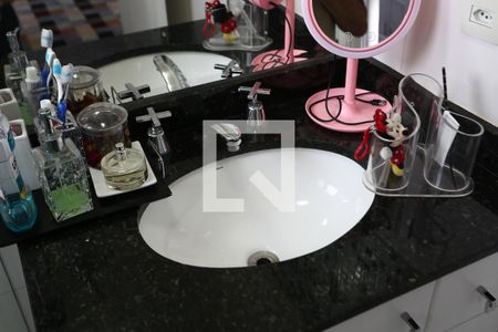 Casa de condomínio à venda com 240m², 3 quartos e 3 vagas Casa de condomínio à venda com 240m², 3 quartos e 3 vagasBanheiro da Suíte 1