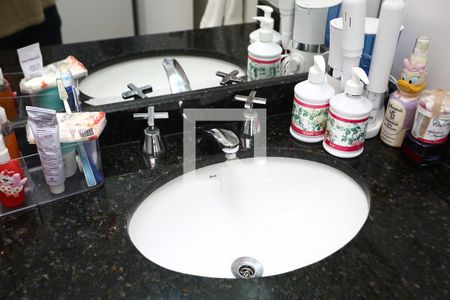 Casa de condomínio à venda com 240m², 3 quartos e 3 vagas Casa de condomínio à venda com 240m², 3 quartos e 3 vagasBanheiro da Suíte 2