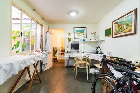 Casa à venda com 180m², 2 quartos e 2 vagasQuarto de Serviço