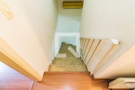 Casa à venda com 180m², 2 quartos e 2 vagasEscadas