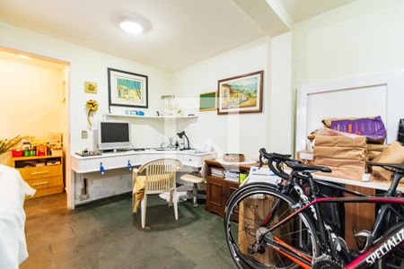 Casa à venda com 180m², 2 quartos e 2 vagasQuarto de Serviço