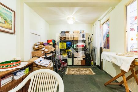 Casa à venda com 180m², 2 quartos e 2 vagasQuarto de Serviço