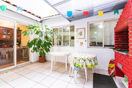 Casa à venda com 180m², 2 quartos e 2 vagasChurrascaria