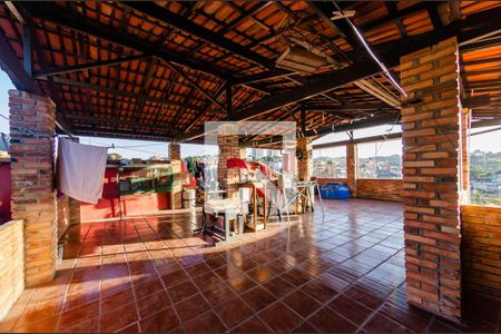 Casa à venda com 450m², 3 quartos e 5 vagas Casa à venda com 450m², 3 quartos e 5 vagasTerraço