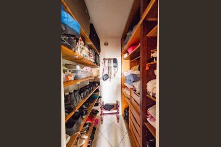 Casa à venda com 450m², 3 quartos e 5 vagas Casa à venda com 450m², 3 quartos e 5 vagasCloset