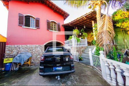 Casa à venda com 450m², 3 quartos e 5 vagas Casa à venda com 450m², 3 quartos e 5 vagasFachada