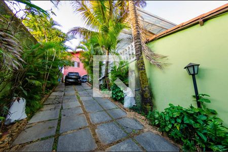 Casa à venda com 450m², 3 quartos e 5 vagas Casa à venda com 450m², 3 quartos e 5 vagasEntrada