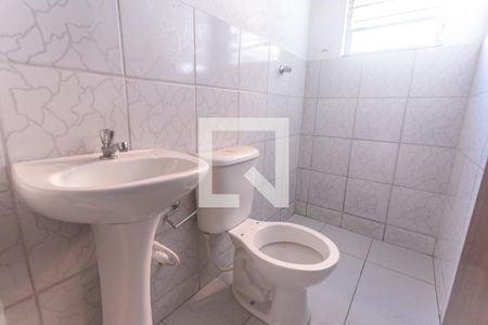 Banheiro social de casa para alugar com 1 quarto, 20m² em Taboão, Diadema