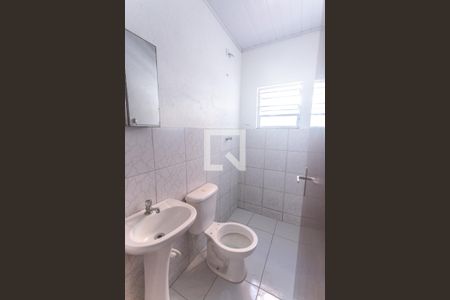 Banheiro social de casa para alugar com 1 quarto, 20m² em Taboão, Diadema