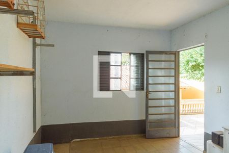 Casa à venda com 180m², 3 quartos e 2 vagas Casa à venda com 180m², 3 quartos e 2 vagasCasa dos Fundos- Quarto