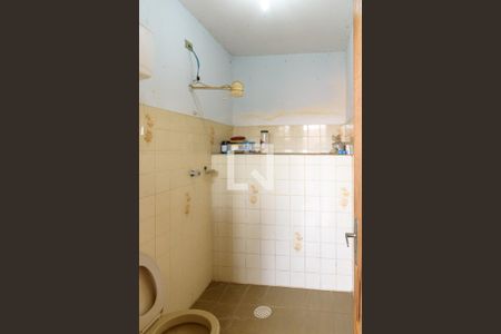 Casa à venda com 180m², 3 quartos e 2 vagas Casa à venda com 180m², 3 quartos e 2 vagasCasa dos Fundos - Banheiro