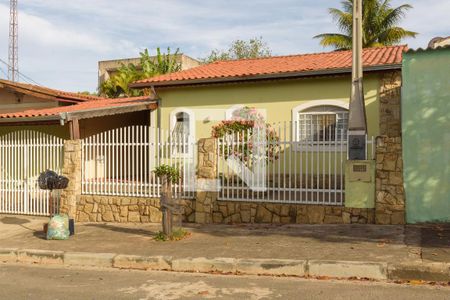 Casa à venda com 180m², 3 quartos e 2 vagas Casa à venda com 180m², 3 quartos e 2 vagasFachada