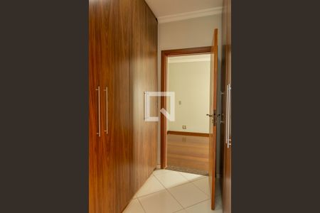 Casa para alugar com 411m², 4 quartos e 5 vagasCloset Suite2