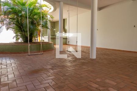 Casa para alugar com 411m², 4 quartos e 5 vagasDetalhe Garagem/Quintal- Balanços