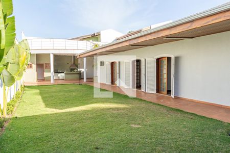 Casa para alugar com 411m², 4 quartos e 5 vagasDetalhe Lateral da casa -Portas dos Quartos