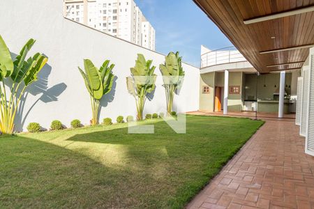 Casa para alugar com 411m², 4 quartos e 5 vagasÁrea de gramado 