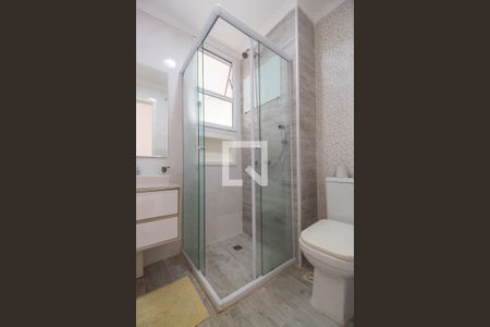 Banheiro de apartamento para alugar com 3 quartos, 68m² em Jardim Tupanci, Barueri