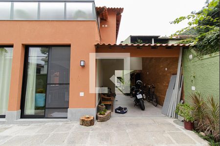 Casa à venda com 349m², 3 quartos e 2 vagasFachada/Garagem