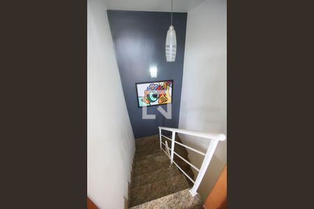 Casa de condomínio à venda com 185m², 3 quartos e 2 vagasEscada