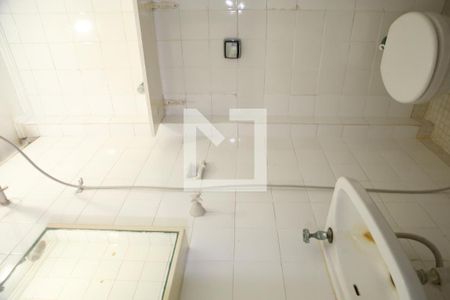 Banheiro de serviço de apartamento para alugar com 3 quartos, 105m² em Cidade Ocian, Praia Grande