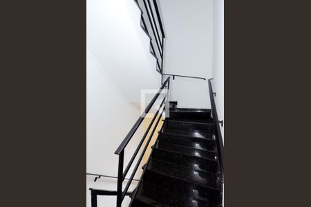 Casa à venda com 184m², 4 quartos e 2 vagasEscada e Corredor dos Quartos 