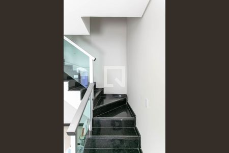 Casa à venda com 120m², 3 quartos e 3 vagasEscada