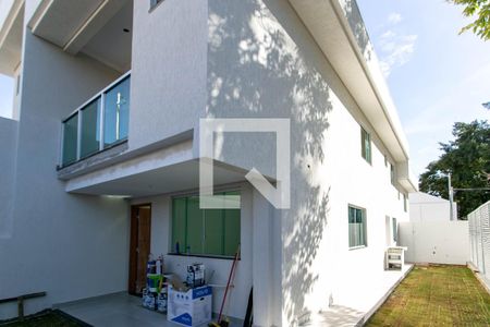 Casa à venda com 120m², 3 quartos e 3 vagasFachada e Garagem