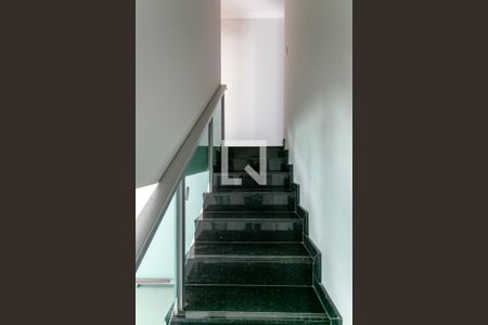 Casa à venda com 120m², 3 quartos e 3 vagasEscada