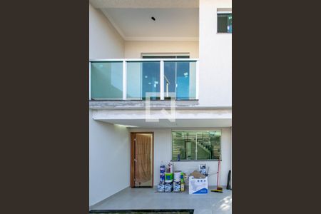 Casa à venda com 120m², 3 quartos e 3 vagasFachada e Garagem