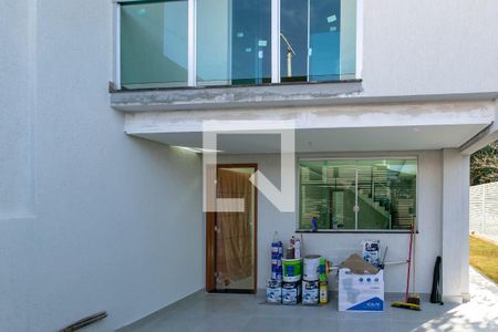 Casa à venda com 120m², 3 quartos e 3 vagasFachada e Garagem