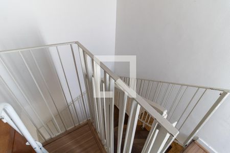 Casa à venda com 150m², 2 quartos e 2 vagasEscada