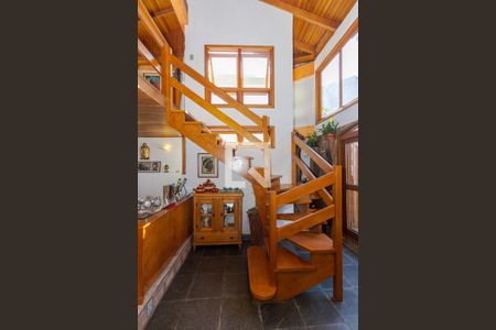 Casa à venda com 350m², 4 quartos e 3 vagas Casa à venda com 350m², 4 quartos e 3 vagasEscada