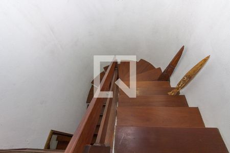 Casa à venda com 350m², 4 quartos e 3 vagas Casa à venda com 350m², 4 quartos e 3 vagasEscada