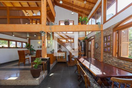 Casa à venda com 350m², 4 quartos e 3 vagas Casa à venda com 350m², 4 quartos e 3 vagasSala de Estar superior