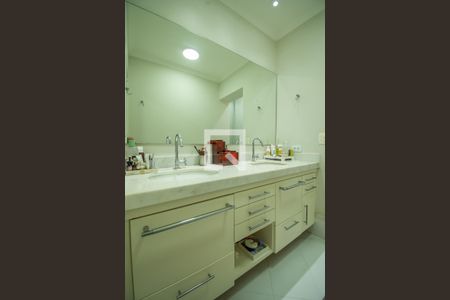 Apartamento para alugar com 204m², 4 quartos e 2 vagas Apartamento para alugar com 204m², 4 quartos e 2 vagasBanheiro da Suíte 1