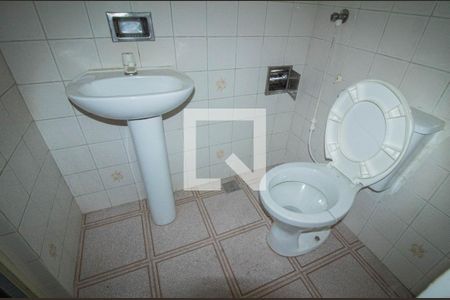 Banheiro de casa de condomínio para alugar com 1 quarto, 70m² em Vila São Luis, Duque de Caxias