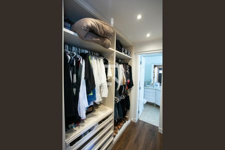 Casa de condomínio à venda com 600m², 3 quartos e 4 vagas Casa de condomínio à venda com 600m², 3 quartos e 4 vagasCloset da suíte 3 - 1/2