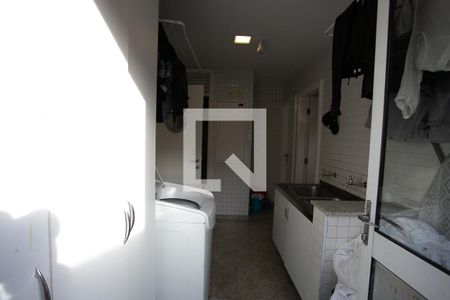 Casa de condomínio à venda com 600m², 3 quartos e 4 vagas Casa de condomínio à venda com 600m², 3 quartos e 4 vagasÁrea de Serviço