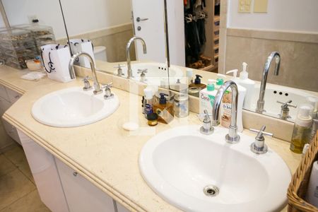 Casa de condomínio à venda com 600m², 3 quartos e 4 vagas Casa de condomínio à venda com 600m², 3 quartos e 4 vagasBanheiro da suíte 3 - 1/2