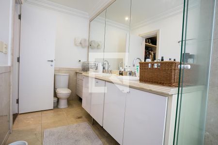 Casa de condomínio à venda com 600m², 3 quartos e 4 vagas Casa de condomínio à venda com 600m², 3 quartos e 4 vagasBanheiro da suíte 3 - 1/2