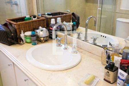 Casa de condomínio à venda com 600m², 3 quartos e 4 vagas Casa de condomínio à venda com 600m², 3 quartos e 4 vagasBanheiro da suíte 3 - 2/2