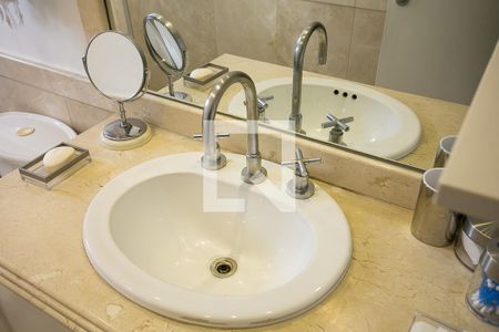 Casa de condomínio à venda com 600m², 3 quartos e 4 vagas Casa de condomínio à venda com 600m², 3 quartos e 4 vagasBanheiro da Suíte 2