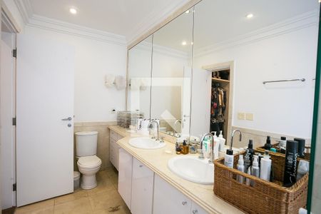 Casa de condomínio à venda com 600m², 3 quartos e 4 vagas Casa de condomínio à venda com 600m², 3 quartos e 4 vagasBanheiro da suíte 3 - 1/2