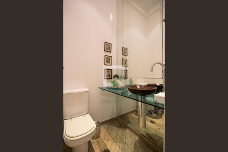 Casa de condomínio à venda com 600m², 3 quartos e 4 vagas Casa de condomínio à venda com 600m², 3 quartos e 4 vagasLavabo