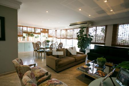 Casa de condomínio à venda com 600m², 3 quartos e 4 vagas Casa de condomínio à venda com 600m², 3 quartos e 4 vagasSala 2