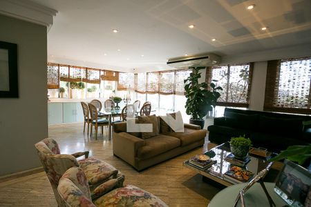 Casa de condomínio à venda com 600m², 3 quartos e 4 vagas Casa de condomínio à venda com 600m², 3 quartos e 4 vagasv