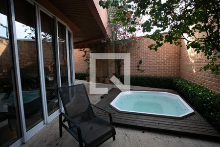 Casa de condomínio à venda com 600m², 3 quartos e 4 vagas Casa de condomínio à venda com 600m², 3 quartos e 4 vagasQuintal / Jacusi