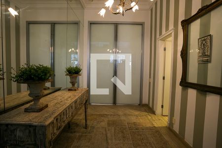 Casa de condomínio à venda com 600m², 3 quartos e 4 vagas Casa de condomínio à venda com 600m², 3 quartos e 4 vagasHall social 2