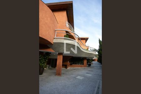 Casa de condomínio à venda com 600m², 3 quartos e 4 vagas Casa de condomínio à venda com 600m², 3 quartos e 4 vagasFachada